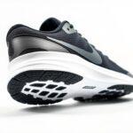 Tênis Nike Downshifter 13 em ângulo lateral mostrando o cabedal em mesh e o solado